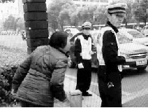 大妈违章挨罚吐痰抗拒8交警挨喷打110求助