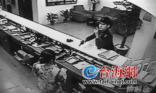 男子持玩具枪多次抢劫酒店与女友亲热时被抓(图)