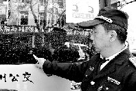 郑州2辆公交车行驶中遭“枪击”车窗玻璃爆裂