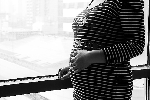 女孩街头揽代孕业务怀孕后雇主反悔避之不见