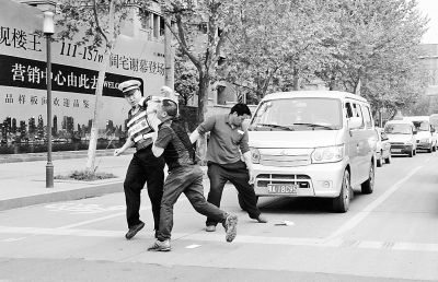 交警查违章遭司机追打躲进面包车呼叫支援
