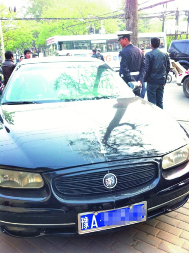 男子酒驾撞人后心疼车不送对方就医反要求赔钱