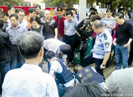 偷车男胁持人质劫车逃窜特警教官开枪制伏(图)