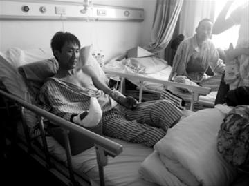 “白衣男”持刀抢劫6辆出租车曾被几百辆车追