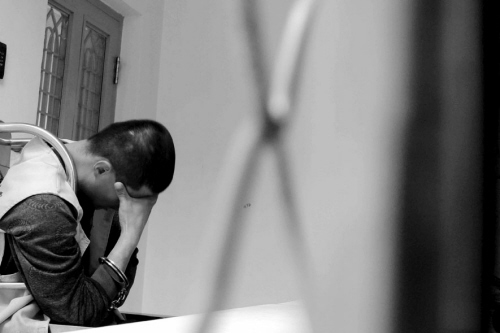 吸毒致幻抢6车劫匪狂吼“我没抢劫有人追杀我”