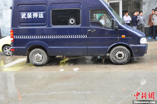 直击江苏镇江运钞车押运员车内开枪自杀身亡现场