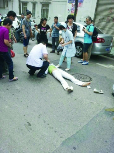 �γ���ͻȻ����綯��Ů�ӱ�ײ�����ˣ�ͼ��