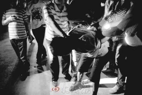 三男子绑架11岁男孩为图吉利索要赎金88万(图)