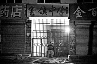 两男子夜闯中学涉嫌强奸6女生嫌犯被控制(图)