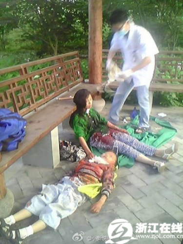6岁男孩遭母亲割喉见母欲自杀奋起夺刀相救(图)