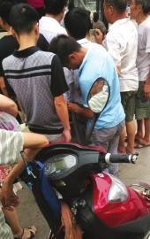 网友晒小偷行窃照片引质疑:为何不制止(图)