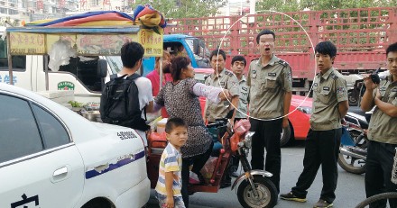 记者街拍城管执法纠纷遭呵斥:侵犯我肖像权(图)