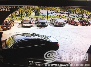 司机停车取行李城管急贴罚单4秒完成动作(图)