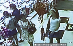 警方公布两女贼视频:梨花头把风花裙女下手