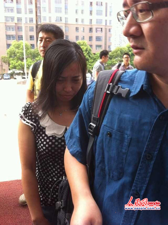 唐慧和律师进入法庭等待宣判(组图)