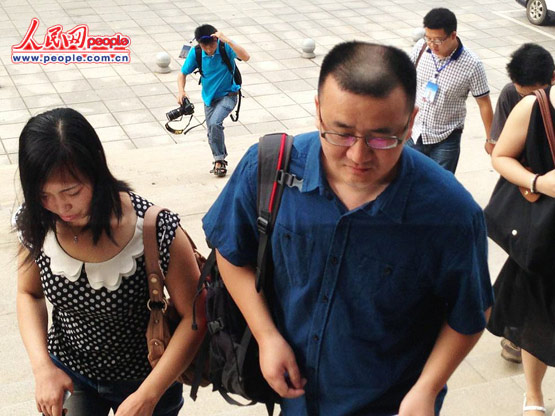 唐慧和律师进入法庭等待宣判(组图)(2)