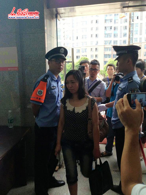 唐慧和律师进入法庭等待宣判(组图)(3)