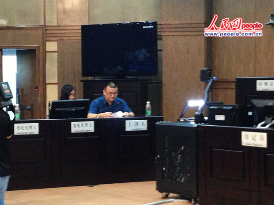 唐慧和律师进入法庭等待宣判(组图)(5)