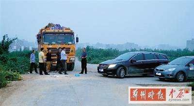 渣土车借道村内遭扣被罚1.6万司机拍下点钱视频