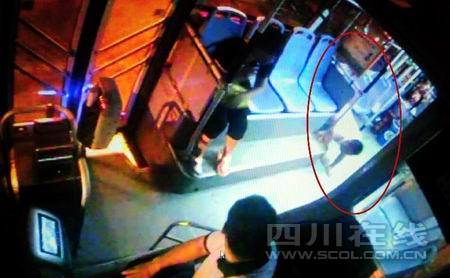 男子夜幕下连抢两车弄翻轿车又抢公交