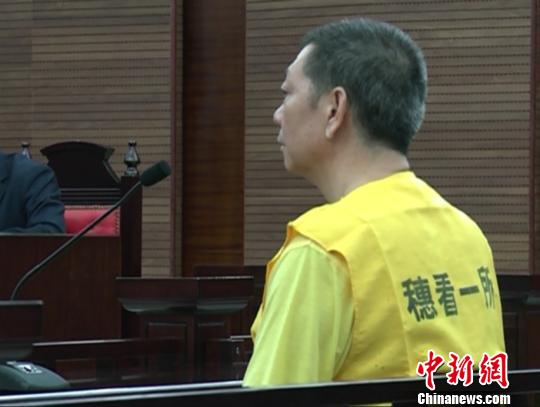 广州“房叔”蔡彬受审自称年老多病请求轻判
