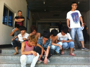 6男子抱怨工资少持刀抢劫深夜买水暴露被抓(图)