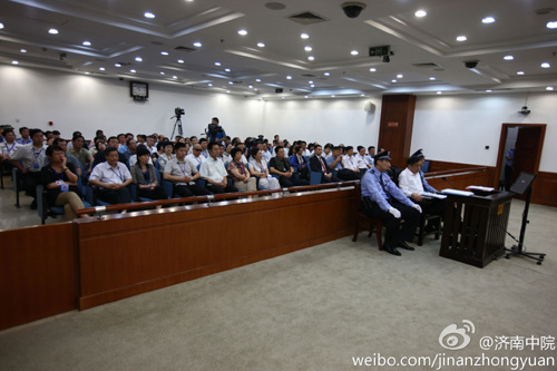 庭审现场薄熙来获准未戴手铐坐下(图)