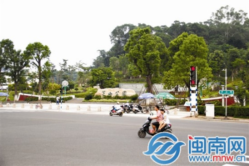 协警当街摸少女大腿后尾随要求发生性关系(图)