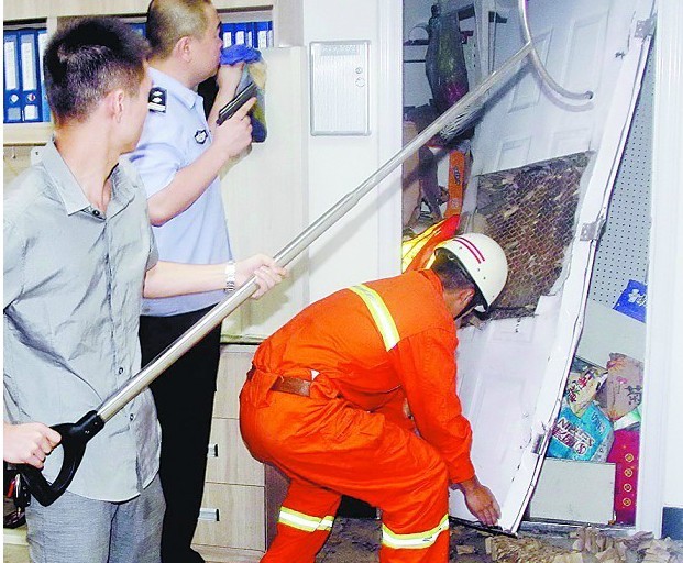 半裸男清晨强占加油站便利店殴打店员疑似吸毒