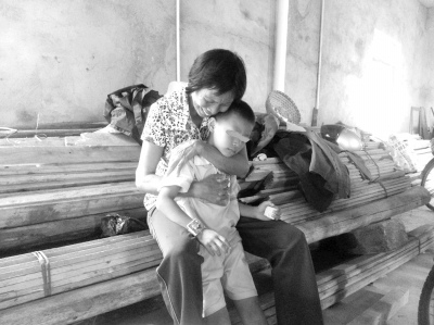 海口一村妇死自家床上生前疑遭丈夫殴打(图)