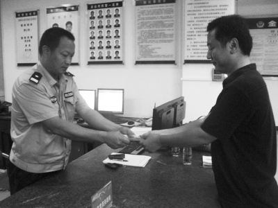 80后情侣转账遇“惊喜”还没插卡ATM机“狂吐”万元