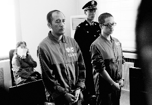 两男编假信息骗签证敛财帮人出国每人收10万