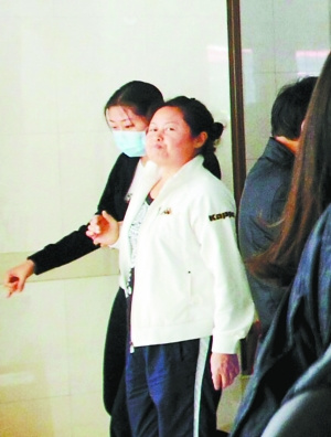 离职空姐走私案重审辩方称偷逃税百万证据不足