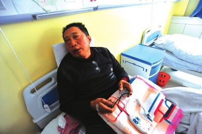 杂货老板强买强卖老人进店未购物遭毒打(图)