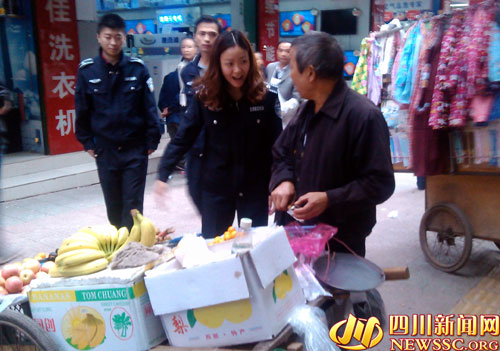 美女城管上街巡查小贩服帖:她一笑我就听话(图)