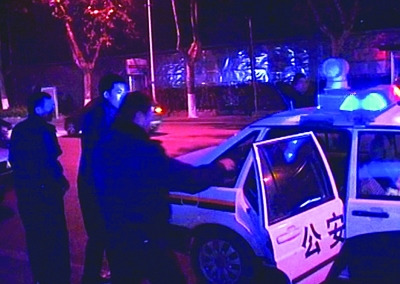 银行内3男围着老人“谈心”让其提26万买保险