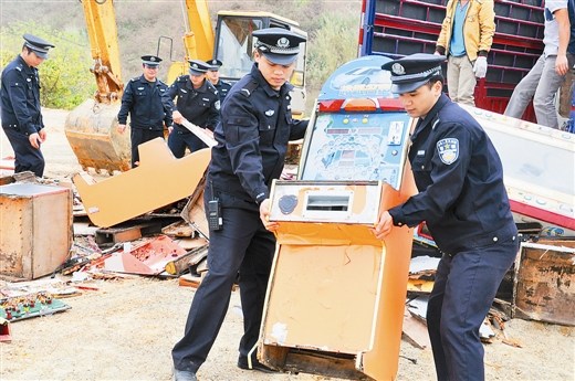 广西南湖警方集中销毁赌博游戏机