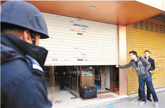 珠宝店遭抢劫柜台保险箱全空女店主倒血泊中