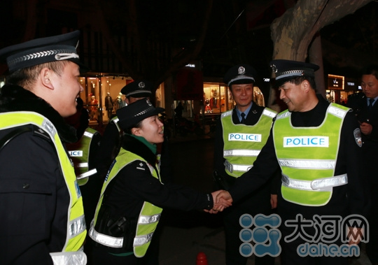 河南公安厅长徒步夜巡3小时向巡逻队员敬礼(图)