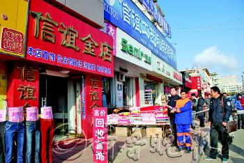 男子铁棍袭店主抢劫3斤黄金烟头上DNA暴露身份