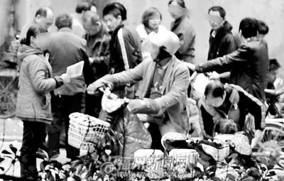 河边六合彩集市存在一年相关部门表示会联手整治