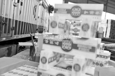 货车卸下6箱假烟物流单称配件外包装上写日文