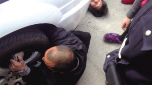 男子肇事拒赔全家撒泼:儿子抱轮胎老婆躺车底