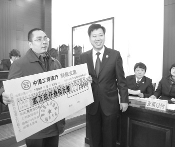 男子与妻假离婚躲执行被拘后还尾款