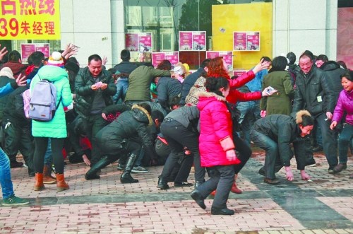 河南企业为出名疯狂撒钱引哄抢公安介入调查(图)