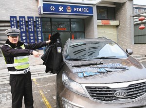 瘾君子冒充警察手腕文身露馅被真警察抓获