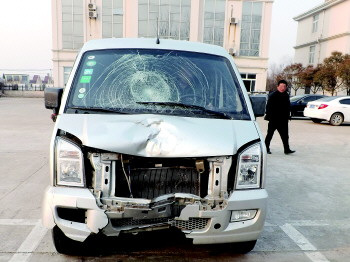 司机撞人后捡走车标驾车逃逸因不堪压力投案