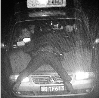 义乌顶执法人员狂飙出租车司机自首称很后悔