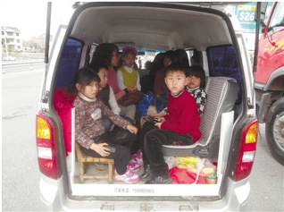 面包车超载14人上路司机称以为星期天交警不查