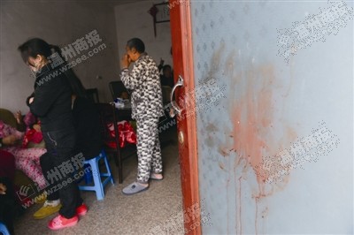 歹徒砍杀一家三口母亲为保护儿子死死握住尖刀